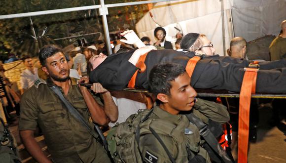Soldados israelíes transportan a los heridos tras el colapso de las gradas en una sinagoga en el asentamiento israelí de Givat Zeev, en la Cisjordania ocupada. (GIL COHEN-MAGEN / AFP).