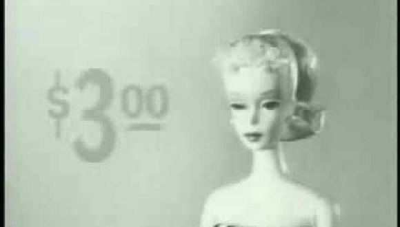 Así se veía Barbie en su primer anuncio en la década de los 50. Y ese era su precio. FOTO: Captura YouTube.