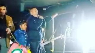 Puno: Diosdado Gaitán Castro y una niña sufren caída en pleno concierto por desplome de escenario | VIDEO