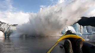 Graban el peligroso colapso de un glaciar y sobreviven a la caída de trozos de hielo en Alaska