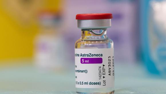 Expertos de OMS avalan la vacuna de AstraZeneca para los mayores de 65 años. (Foto: Nikolay DOYCHINOV / AFP).