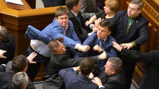 Ucrania: Diputados pelean a puñetes y patadas en el parlamento