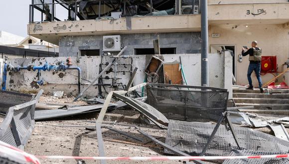 Un israelí inspecciona un edificio que fue alcanzado por un cohete de Hezbolá en Kiryat Shmona, en el norte de Israel, cerca de la frontera con el Líbano, el 27 de marzo de 2024 | Foto: JALAA MAREY / AFP