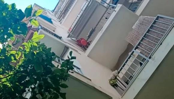 La mujer cayó desde un tercer piso en Grecia. (Captura de video, The Sun).