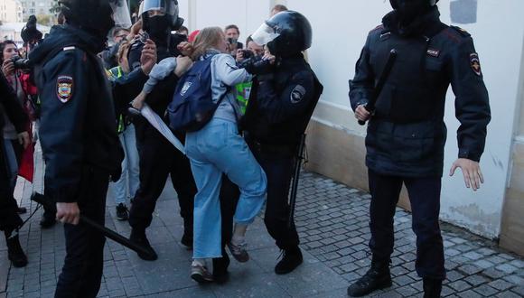 En el video se ve a cuatro agentes de la policía antidisturbios con el rostro cubierto arrastrando a una manifestante que salió a marchar exigiendo elecciones libres. (Reuters)