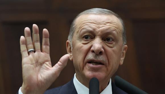 El presidente turco y líder del Partido Justicia y Desarrollo (AK), Recep Tayyip Erdogan, pronuncia un discurso en la Gran Asamblea Nacional Turca en Ankara, el 15 de noviembre de 2023. (Foto de Adem ALTAN / AFP)