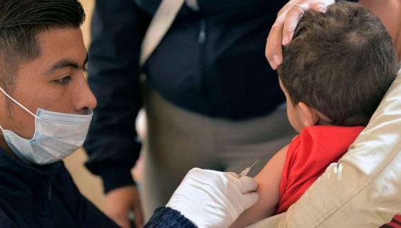 Colombia aplica vacunas contra el sarampión a niños venezolanos que llegan a su frontera en Cúcuta. (Foto: GETTY IMAGES, vía BBC Mundo).