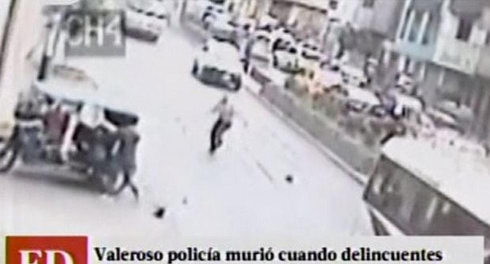Las cámaras de seguridad en El Agustino grabaron el momento en que el oficial Luis Cherres se sube a la mototaxi de unos asaltantes. (Foto: Captura)