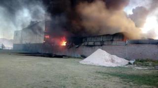 Bomberos de Arequipa sofocaron incendio en fábrica de ropa tras siete horas de lucha