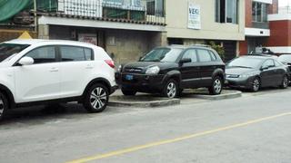 Autos se estacionan en cualquier parte en San Isidro