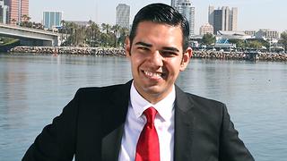 Peruano se convierte en el primer alcalde latino de Long Beach