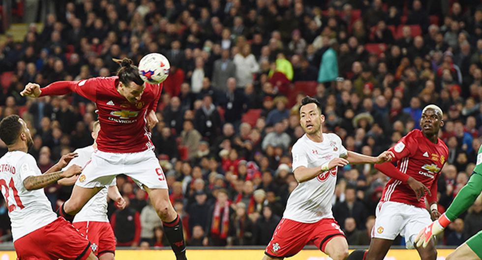 Con un cabezazo preciso a pocos minutos del final del partido, Zlatan Ibrahimovic le dio el título de la EFL Cup al Manchester United ante el Southampton. (Foto: EFE)