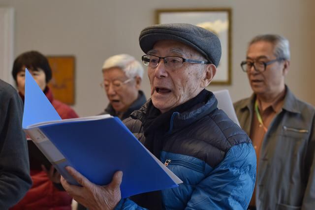 Los residentes cantando en la comunidad de Yanyuan para personas mayores, en las afueras de Beijing (AFP)