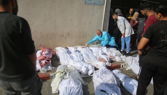 Palestinos revisan los cuerpos de las víctimas colocados frente a la morgue de un hospital en la ciudad de Gaza un día después de un ataque israelí en el campo de refugiados palestinos de Jabalia, el 1 de noviembre de 2023. (Foto de Bashar TALEB / AFP)