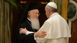 Francisco recibió al patriarca de la Iglesia Ortodoxa en reunión histórica
