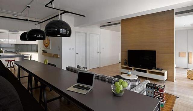 Este departamento de 65 m2 destaca por la perfecta delimitación de sus ambientes. Ten en cuenta que se recomienda que las lámparas colgantes se encuentren a un metro de altura de la mesa del comedor. (Foto: Ganna Design)