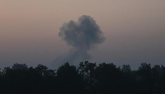 Imagen de archivo | Una nube de humo después de un ataque nocturno con drones en el oeste de Ucrania. (Foto de YURIY DYACHYSHYN / AFP)