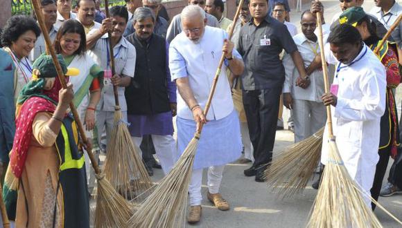 India: Primer ministro toma la escoba en campaña de limpieza