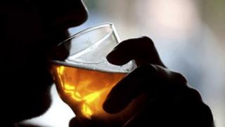 Pakistán: 31 personas murieron tras consumir alcohol adulterado