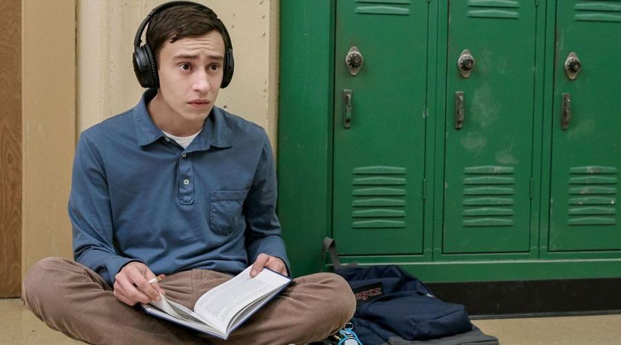 Keir Gilchrist interpreta a Sam Gardner en la serie Atypical de Netflix. Es una adolescente autista con problemas para socializar.