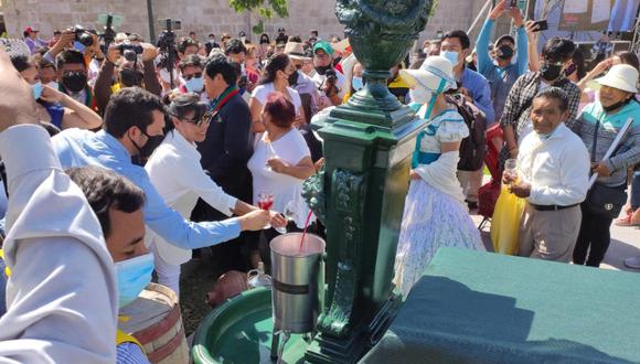 El evento se inició vertiendo el vino en la reconocida pileta en la Plaza de Armas de Mariscal Nieto, con más de 200 litros de vino en la fuente para que los habitantes y visitantes tengan la oportunidad de degustar el vino moqueguano.