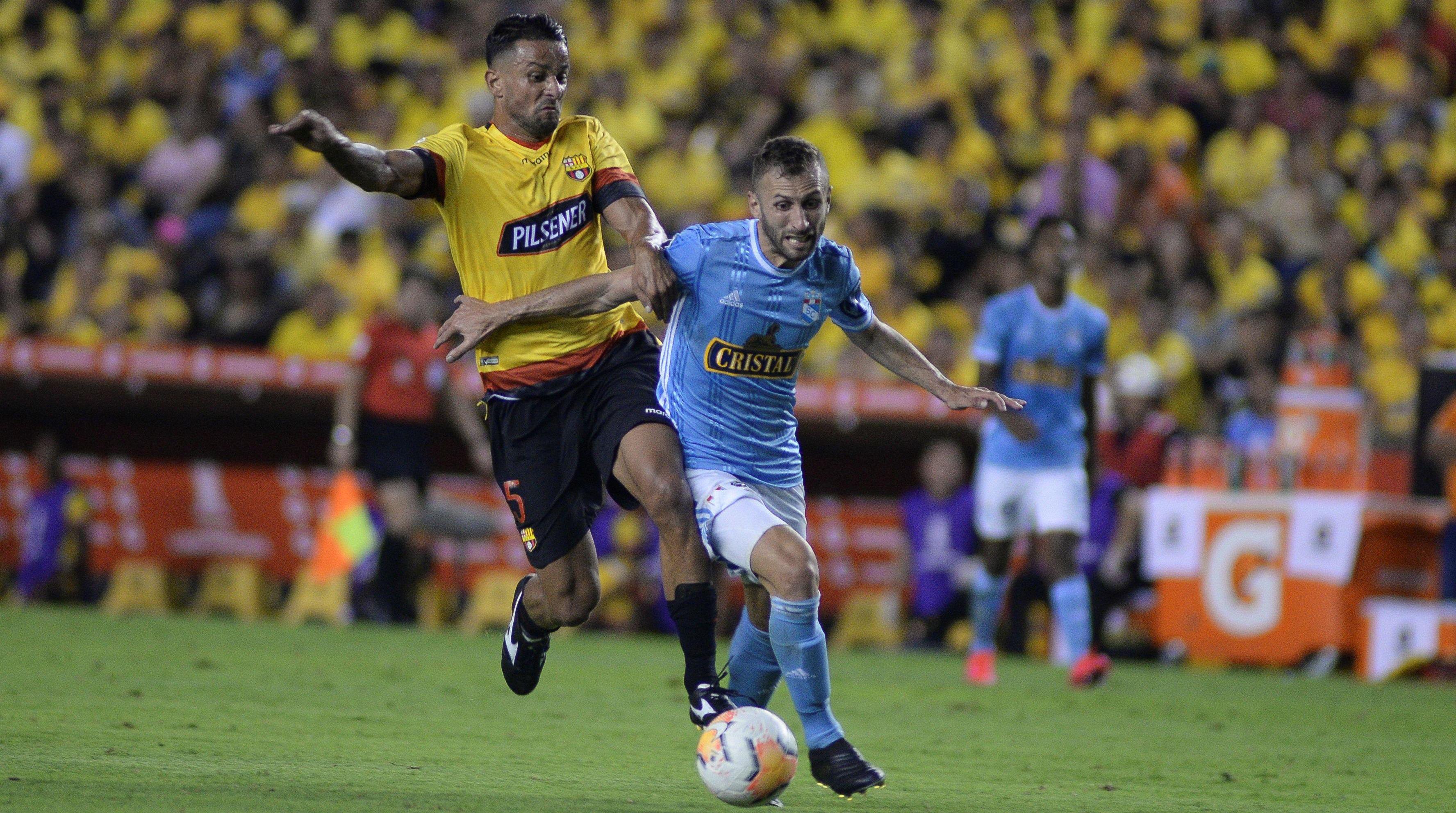 AME9356. GUAYAQUIL (ECUADOR), 06/02/2020.- El jugador Omar Merlo (i) del Barcelona de Guayaquil disputa el balón este jueves con Horacio Calcaterra (d) del Sporting Cristal, durante un partido por la Copa Libertadores celebrado en el estadio Monumental Isidro Romero Carbo de Guayaquil (Ecuador). EFE/Marcos Pin
