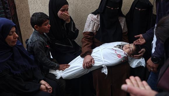 Palestinos lloran por el cuerpo de un niño, muerto en un bombardeo israelí la noche anterior, en el hospital europeo de Khan Yunis, en el sur de la Franja de Gaza, el 29 de marzo de 2024. (Foto de SAID KHATIB / AFP)