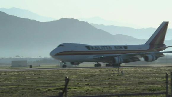 El personal con ropa protectora se acerca a un avión, que aterrizó en California, para recibir a empleados del gobierno y otros estadounidenses procedentes de Wuhan. (Foto: AFP)