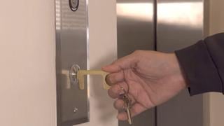 Crean llavero para evitar contacto con la manija de la puerta y el botón del ascensor