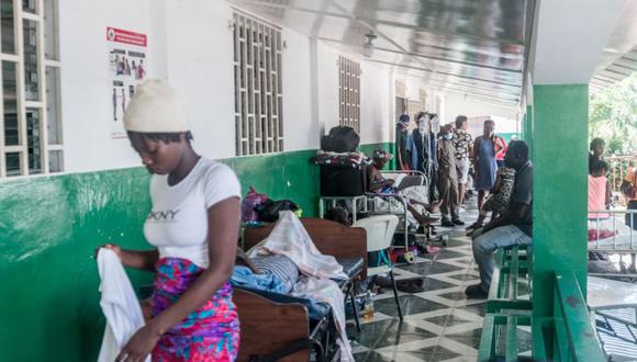 Los pacientes heridos descansan en un hospital en Les Cayes luego de que un terremoto de magnitud 7.2 sacudiera la península suroeste del país. (Foto: Reginald LOUISSAINT JR / AFP).