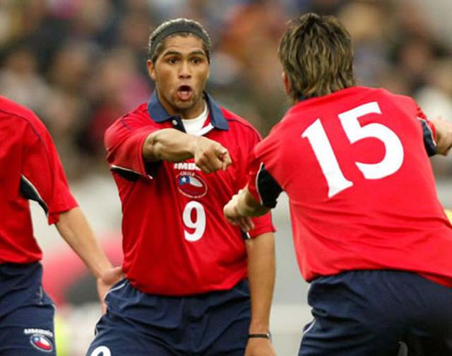 Reinaldo Navia, delantero chileno. Pudo jugar en Cristal en junio del 2010.