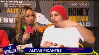Amy Gutiérrez y Nikko Ponce cumplen reto extremo de alitas picantes