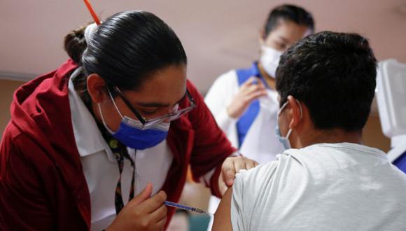 Un niño recibe una dosis de la vacuna contra la enfermedad por coronavirus de Pfizer-BioNTech (COVID-19). (Foto: Archivo/ REUTERS / Jose Luis Gonzalez).
