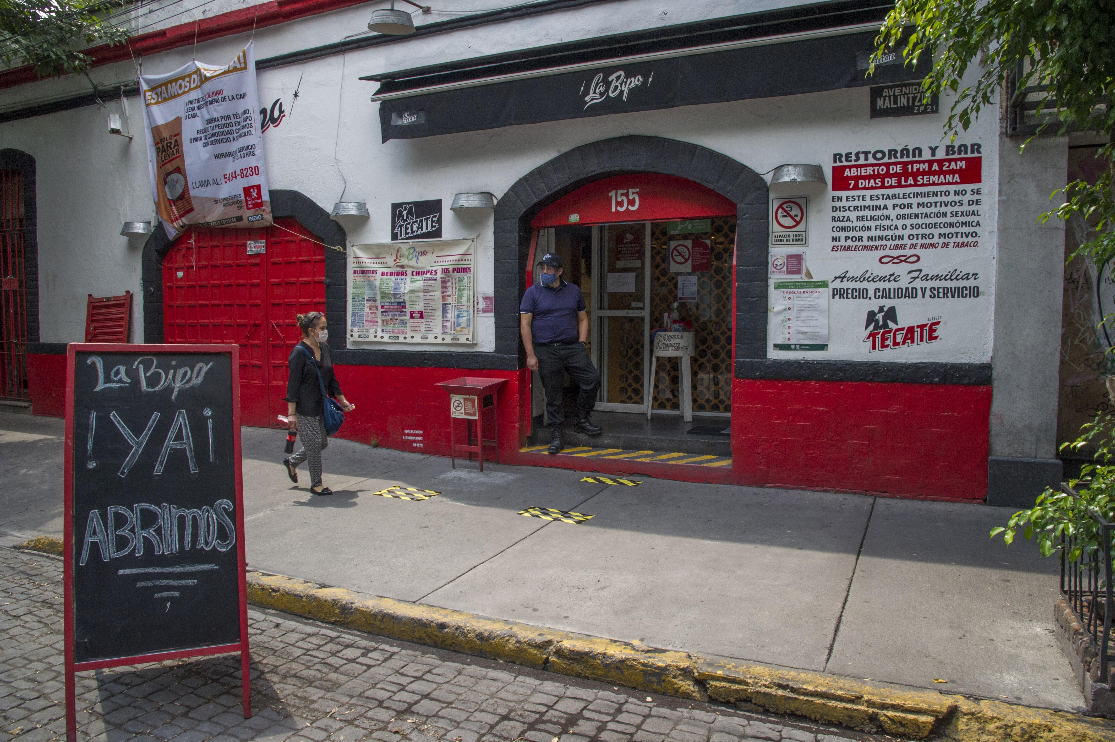 Una pizarra dice "¡Estamos abiertos!" fuera del restaurante Cabo Coyote en la Ciudad de México, el 1 de julio de 2020 durante la pandemia de COVID-19.  (Foto: CLAUDIO CRUZ / AFP)