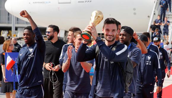 La selección de Francia regresó a su país con la Copa del Mundo en donde fue recibido por un mar humano. Sigue las celebraciones en directo. (Foto: Reuters)