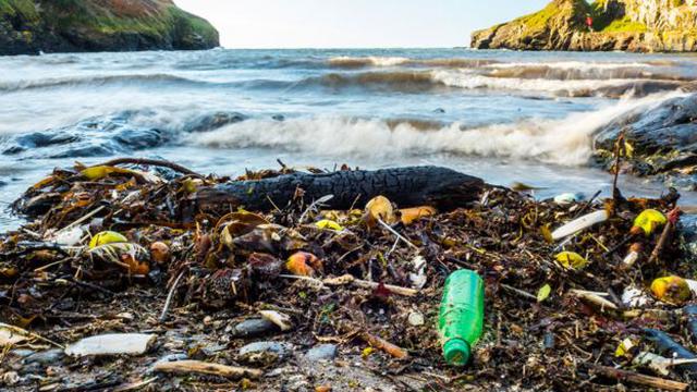 Al menos 8 millones de toneladas métricas de plástico acaban en el océano cada año. (Foto: Getty Images)