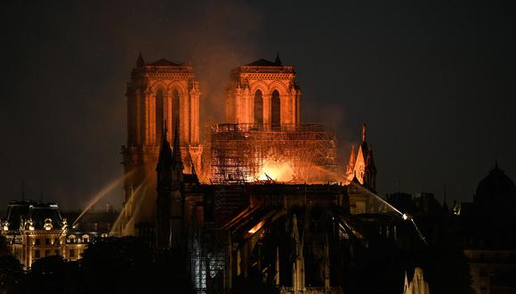 Según los primeros elementos, el incendio se declaró sobre las 18.50 horas en la parte del techo de la catedral, que estaba siendo sometida a una restauración. (Foto: AFP)