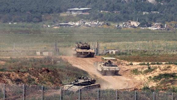 Vehículos del ejército israelí se mueven en una zona a lo largo de la frontera con la Franja de Gaza y el sur de Israel el 4 de abril de 2024. (Foto de JACK GUEZ / AFP)