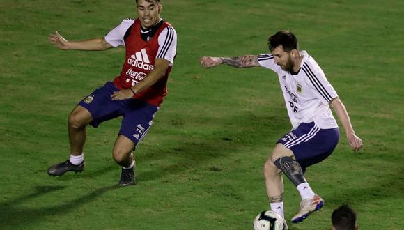 Lionel Messi y Marcos Acuña. (Foto: AFP)