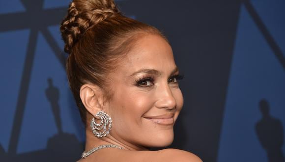 Jennifer Lopez se divierte bajo la lluvia y se lanza a la piscina con ropa. (Foto: AFP)