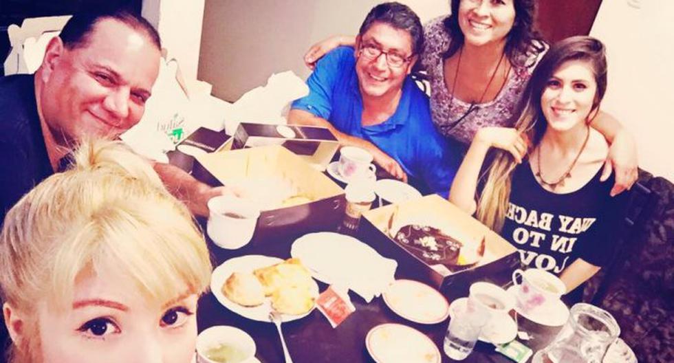 Claudia Serpa junto a su familia y Mauricio Diez Canseco. (Foto: Facebook Claudia Serpa)