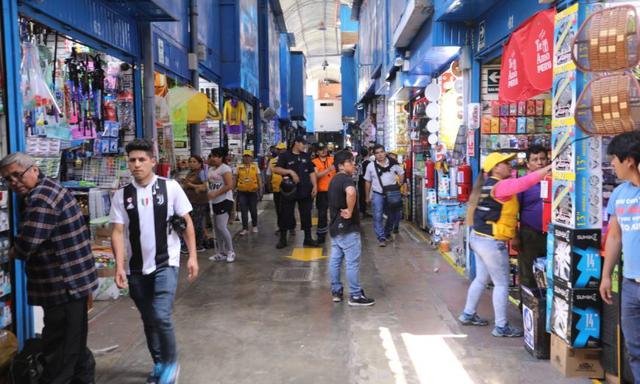 La Municipalidad de Lima realizó una evaluación de las instalaciones eléctricas y gabinetes para extintores en diversas galerías comerciales de Mesa Redonda. (Foto: Municipalidad de Lima)