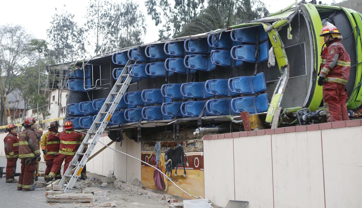 Un día como hoy de hace un año, pasadas las 5 de la tarde, el vehículo de la empresa Green Bus cayó en la ladera del cerro San Cristóbal, dejando 10 muertos y más de 50 heridos. (Foto: El Comercio)