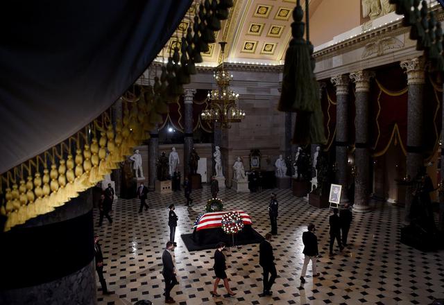 Los dolientes rodean el ataúd de la difunta juez Ruth Bader Ginsburg durante un servicio conmemorativo en su honor en el Salón de las Estatuas del Capitolio de Estados Unidos en Washington. (Olivier Douliery/Pool/REUTERS).