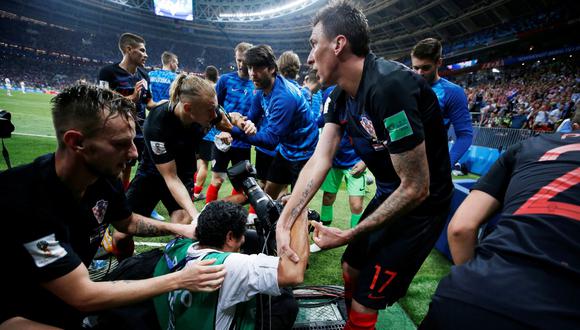 Durante las celebraciones del 2-1 ante Inglaterra, todos los futbolistas de Croacia se arrojaron encima de un reportero gráfico. Fue el suceso más curioso de las semifinales de Rusia 2018. (Foto: Reuters)