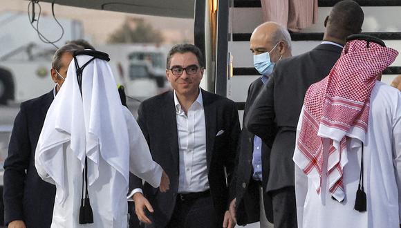 Los ciudadanos estadounidenses Siamak Namazi (C), Emad Sharqi (izq. detrás) y Morad Tahbaz (C-R) desembarcan de un avión qatarí a su llegada al Aeropuerto Internacional de Doha en Doha el 18 de septiembre de 2023. (Foto de Karim JAAFAR / AFP)