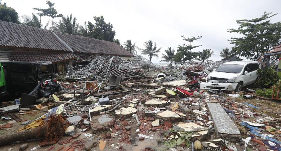 Al menos 222 personas han perdido la vida por el tsunami que golpeó el sábado sin activar las alarmas el litoral del estrecho de Sonda, entre las islas indonesias de Java y Sumatra, una cifra de muertos que podría subir, alertan las autoridades. (Foto: EFE)