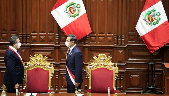 El presidente Martín Vizcarra y el titular del Parlamento, Manuel Merino, se saludan tras la llegada del primero a Palacio Legislativo para pronunciar el mensaje a la nación del pasado 28 de julio (Foto: Sepres).