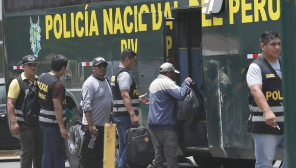 Un contingente policial ingresó esta mañana a la Universidad Nacional Mayor de San Marcos para desalojar a los manifestantes que llegaron a Lima. (Foto: GEC)