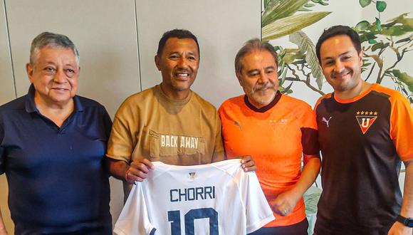 El presidente del club ecuatoriano le entregó una camiseta al exseleccionado nacional que se mostró muy emocionado.